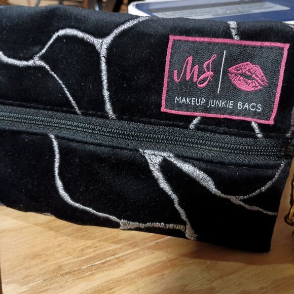 Makeup Junkie Velvet Black/Silver Mini Cosmetic Bag NWOT - Picture 3 of 3